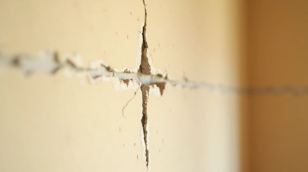 Identifier les fissures dans votre maison et faire appel à un expert